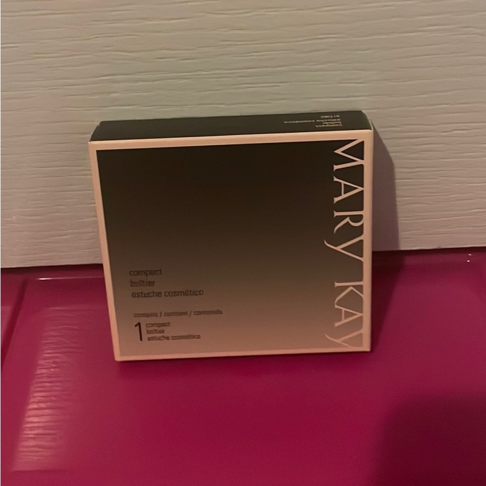 NEW - Mary Kay Compact (discontinued)